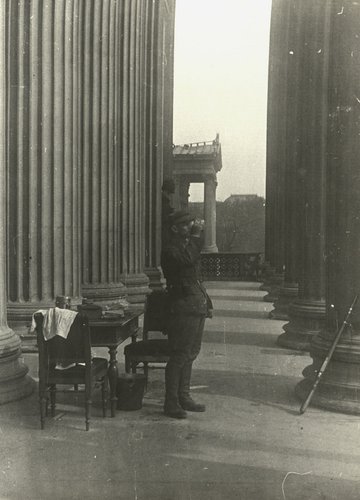 Советский офицер в здании Парламента в Вене наблюдает за положением в городе