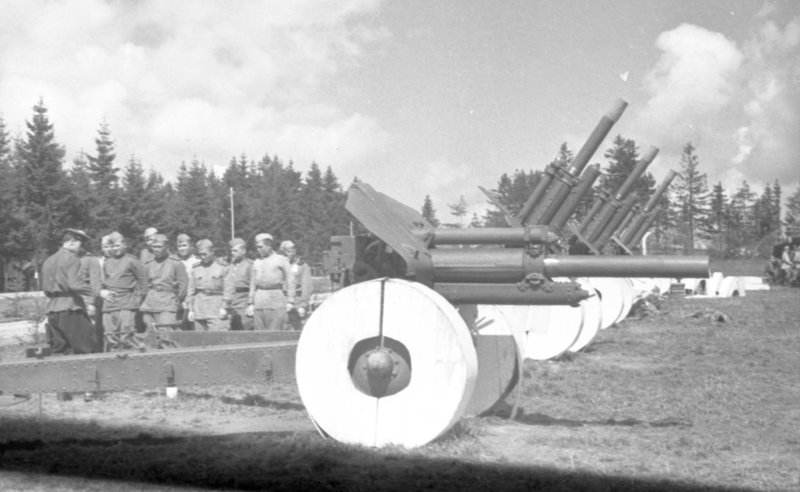 «Практические занятия артиллеристов на 122-мм гаубицах образца 1938 года М-30.»