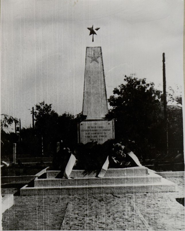 Image: Town of Divovan. Monument at the military cemetery