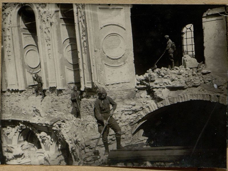 Фотография: Разминирование Ново-Иерасулимского монастыря разрушенного фашисткими ордами в период их Разгрома под Москвой