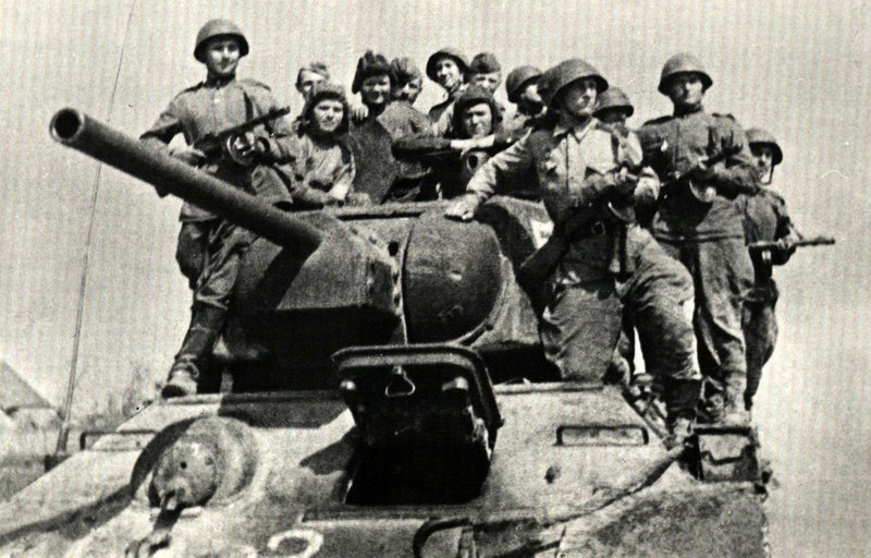 Tankers of the Kantemirovskaya Division of Guards Captain I. Tereshchuk, on the march near Grayvoron