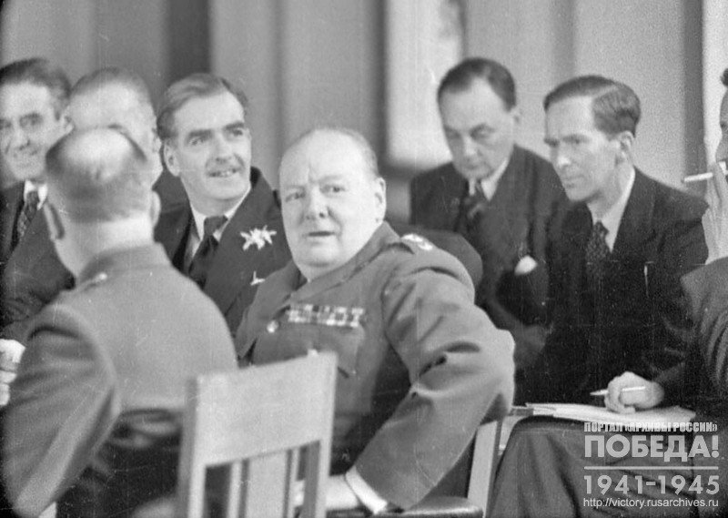 Министр иностранных дел Великобритании А. Иден (в центре), Премьер-министр Великобритании У. Черчилль и др. участники Крымской конференции за столом переговоров