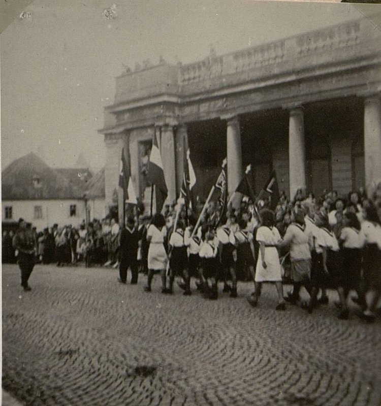 Image: The population of the city goes to the funeral meeting