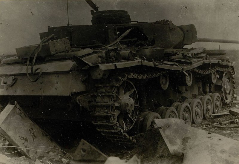 Image: German medium tank. Smashed to heights 253.5 9.7.43 by 3 battery 697 light artillery regiment of 5 artillery brigade of strategic reserve