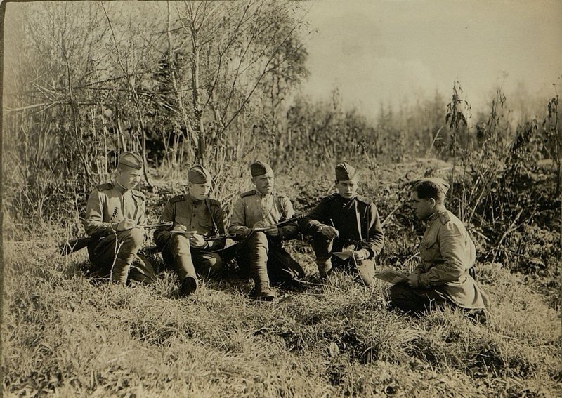 Фотография: Командир 7 стрелковой роты 1058 стрелкового полка товарищ Тарасов инструктирует низовых агитаторов
