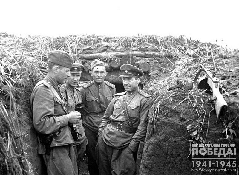 Командование 1329 истребительного артполка 2 истребительной бригады. В группе спецкор «Комсомольской правды» Г. Капустянский