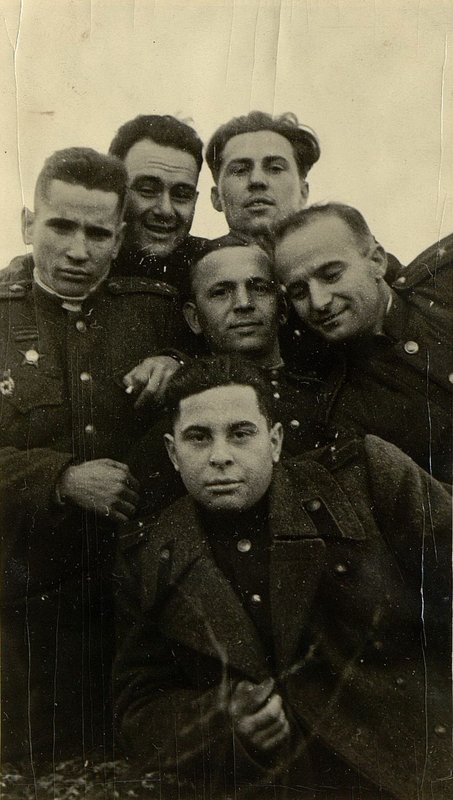 Фотография: Группа офицеров 28-го гвардейского командного пункта. В центре: адъютант командир полка гвардии лейтенант Севастьянов, (слева направо) офицер разведки гвардии капитан Терещенко, агитатор полка старший лейтенант Зеньковский, помощник начальника штаба-1 гвардии капитан Крестов, начальник санитарной службы полка гвардии. Капитан Калинин, заместитель по политическим вопросам, гвардии майор Коротков