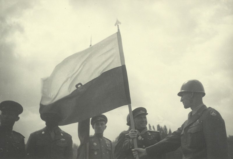 Генерал-лейтенант У. Симпсон (1-й справа) и генерал-полковник В.Д. Цветаев (2-й справа) у знамени 9-й армии США на встрече