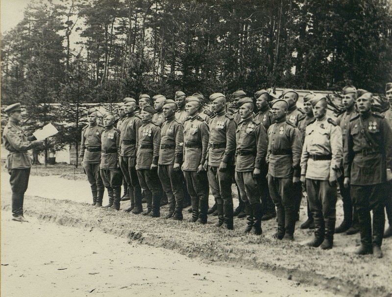 Фотография: Командир роты капитан Щербинин зачитывает перед строем обращение товарища Сталина к народу