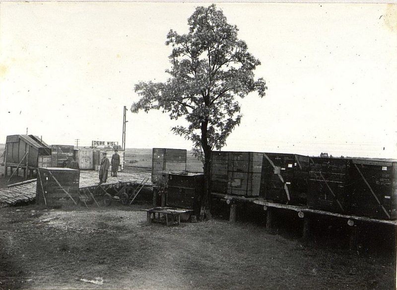 Фотография: Капитально построенная на ст. Дембе-Вельке (под Варшавой) площадка 52х6,5 м. с содержащимся на ней техимуществом