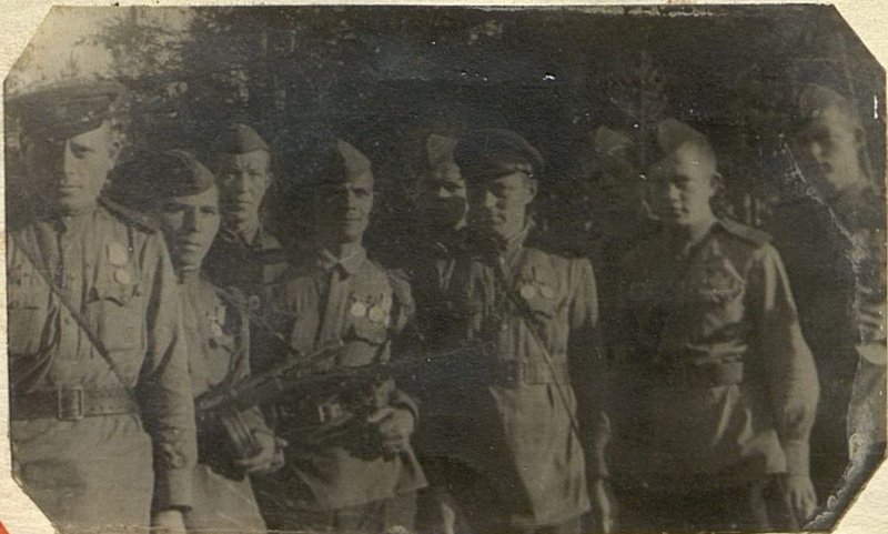 Фотография: Группа разведчиков, захватившая немецкого языка