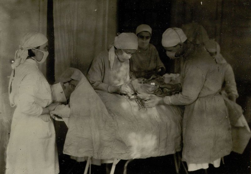 Фотография: Армейский госпиталь.Подполковник медицинской службы Носков со своими помощниками производит полостную операцию