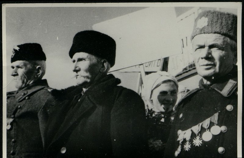 Original image: Colonel General Comrade Byuryuzov presents orders of the Soviet Union to Bulgarian generals and officers