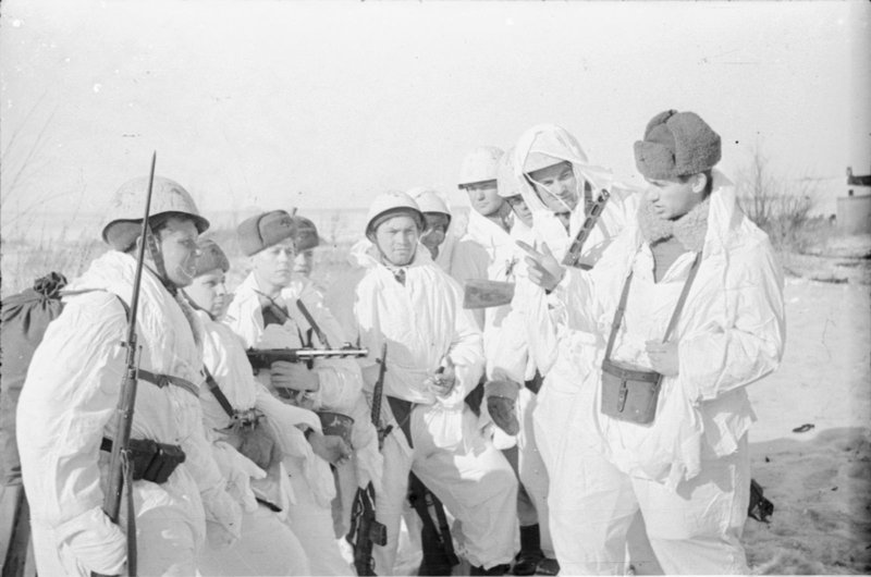 Air defense platoon commander Lieutenant A.I. Mehlis with the soldiers of his platoon before a combat mission.