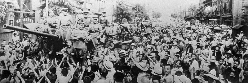 Население города Дайрен встречает танкистов 7-го механизированного корпуса 6-й гвардейской танковой армии
