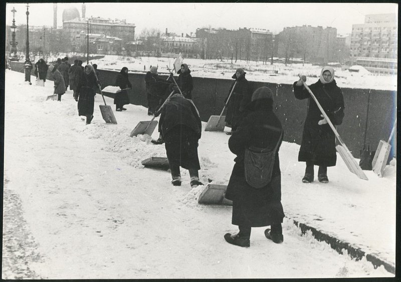 Leningrad under siege. Cleaning the city