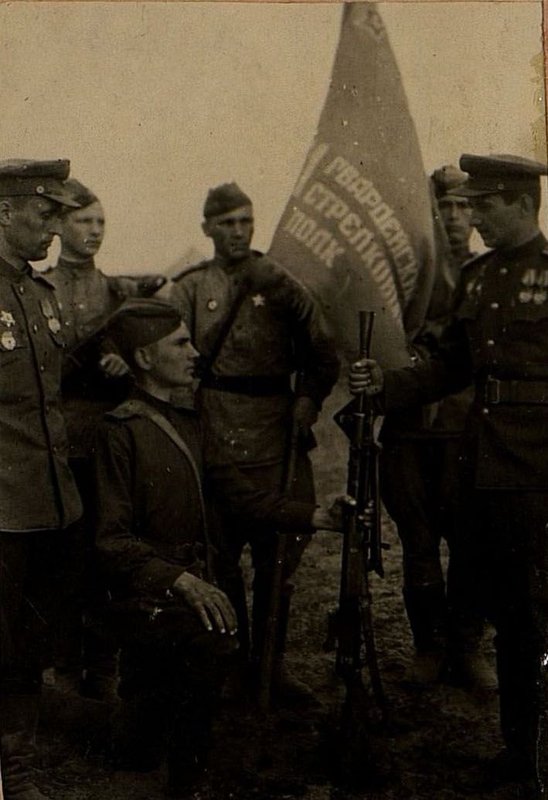 Фотография: Вручение оружия погибших новому пополнению