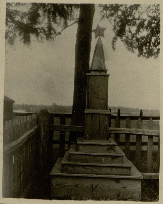 Image: Military burial of junior lieutenant Dolmanov Ivan Ivanovich, Ilyansky district, Vyazin