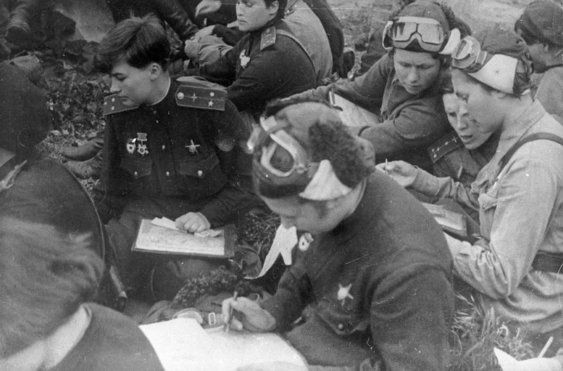 Летчицы 46-го женского авиационного полка Таманской дивизии