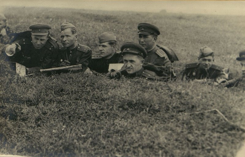 Фотография: Командир 1162 стрелкового Минского ордена Кутузова полка подполковник Кононенко ставит задачу командиру батальона майору Чазову