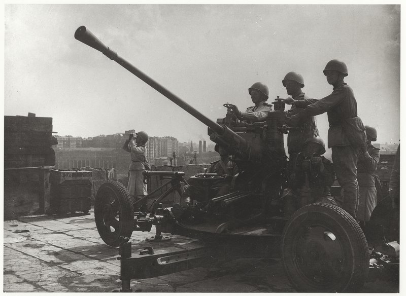 Anti-aircraft guns on rooftops.