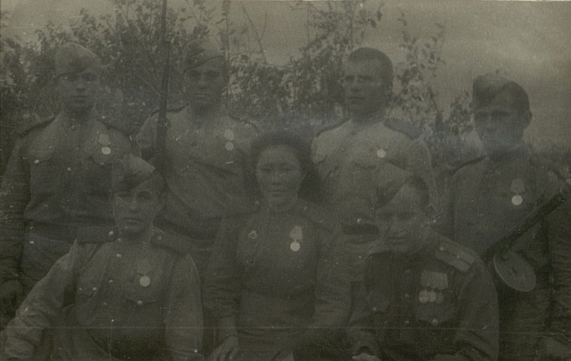 Фотография: Группа награжденных комсомольцев