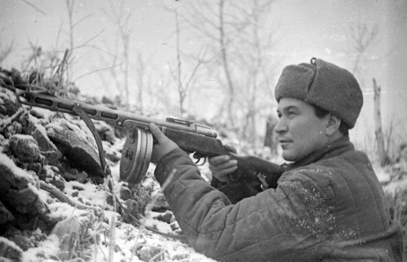 Красноармеец Е. Бугаев в разведке