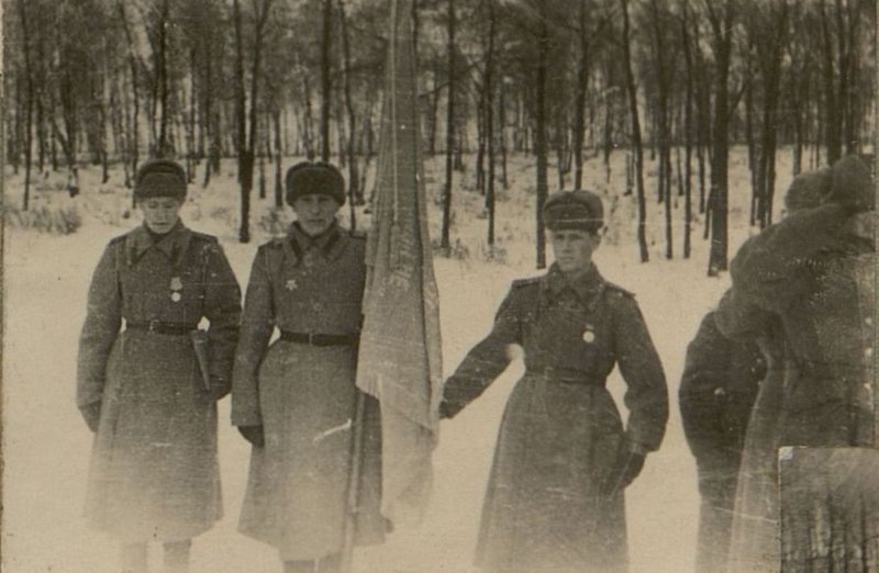 Фотография: Вручение Красного Знамени части Командующим Южно - Уральским военным округом Генерал-полковником товарищем Рейтер