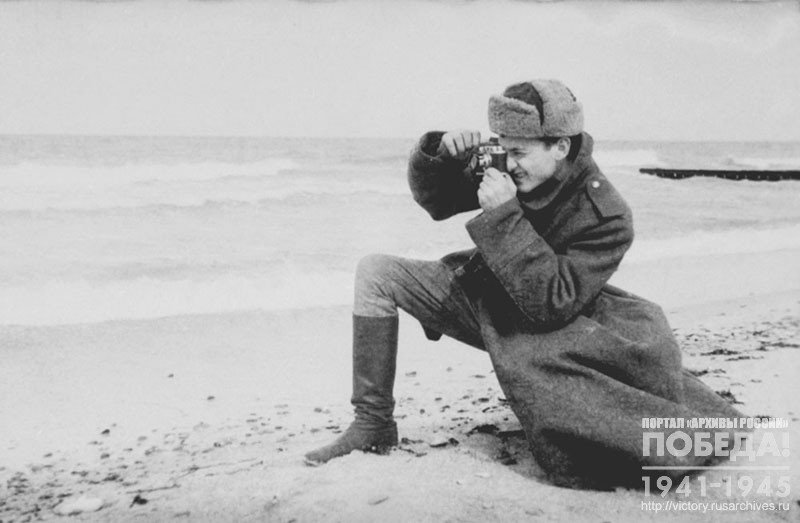 Военный фотокорреспондент армейской газеты «Уничтожим врага» А. Попов во время съемки на берегу Балтийского моря