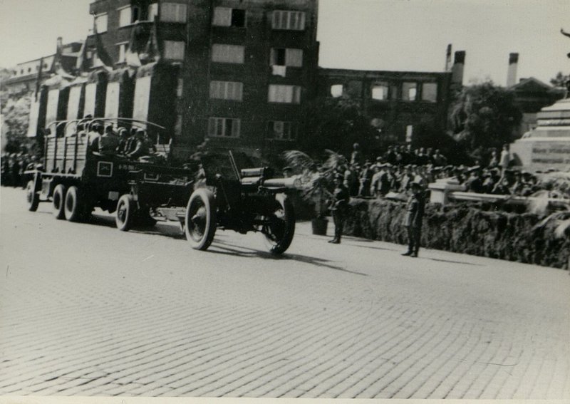 Фотография: Генерал-полковник товарищ Бюрюзов вручает ордена Советского Союза болгарским генералам и офицерам