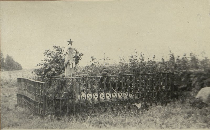 Image: Military burial of an unknown officer, Grodno region., Zelvensky district, Senkovsky distillery, in the fence
