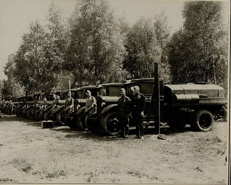 Фотография: Автопарк автороты 332 ордена "Красной Звезды" БАО (батальона авиационной службы)