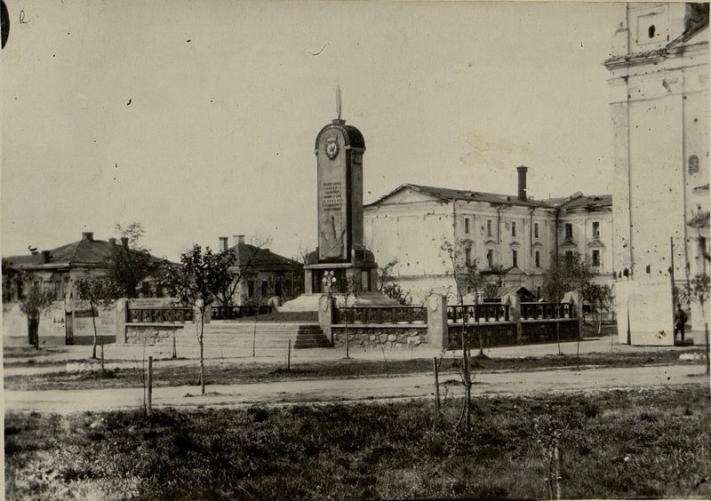 Image: Monument to the generals and officers of the 6th Guards Army in the city of Polotsk on Freedom Square