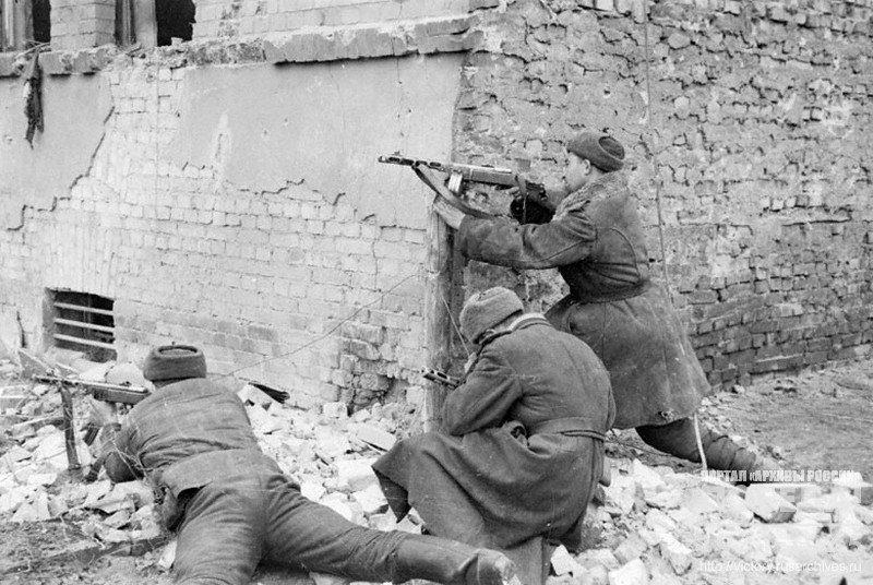 Assault group forcing the German troops out of the houses of Poznan