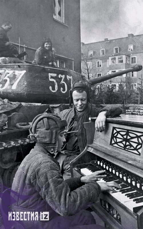Момент тишины. Экипаж танка ИС-2 во время отдыха, 87-й гвардейский танковый полк. Бреслау