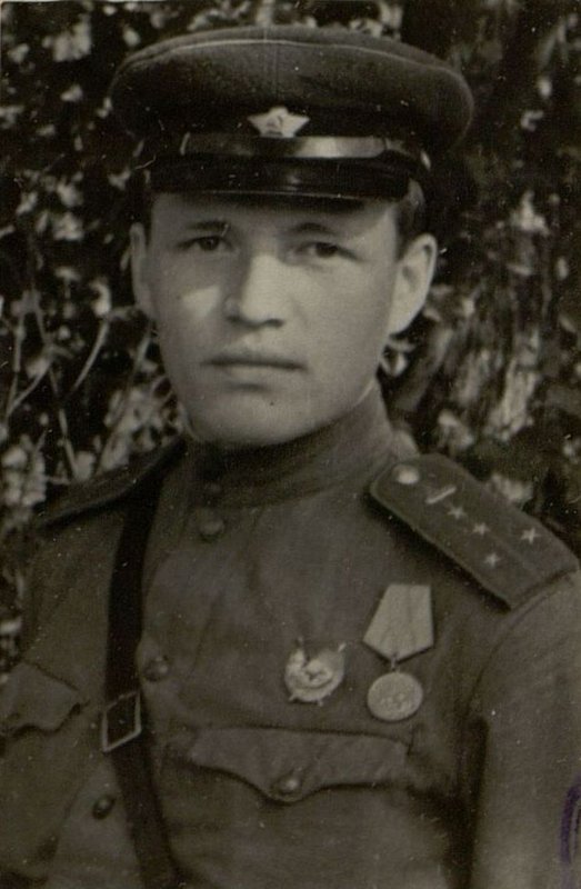 Фотография: Парторг 2-го танкового батальона Капитан Галиков