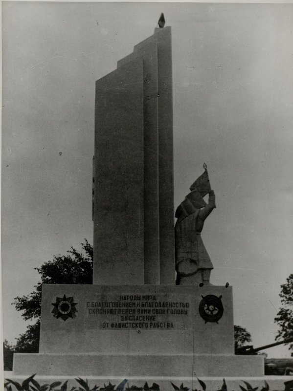 Фотография: г. Надбаем. Памятник-монумент на воинском кладбище