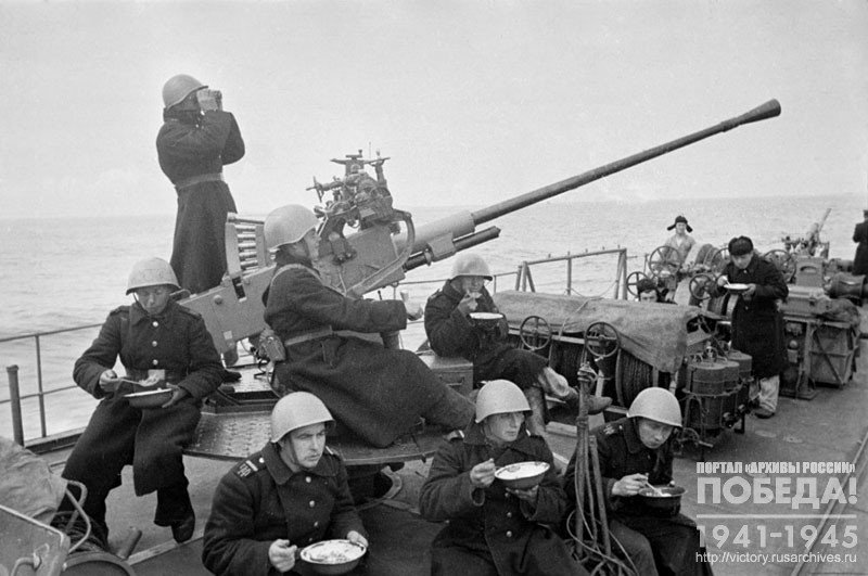 Anti-aircraft gunners of one of the ships of the Black Sea Fleet at lunch at their guns during an operational tour