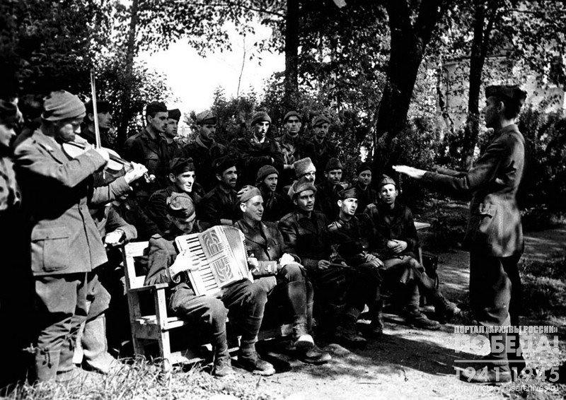 Итальянские солдаты и офицеры – военнопленные лагеря № 160 на репетиции хора