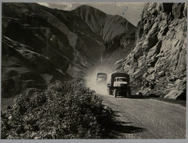 Фотография: 24 апреля 1943 г. в 14-00 первая колонна в составе 320 а.м. выступила в первый горный рейс