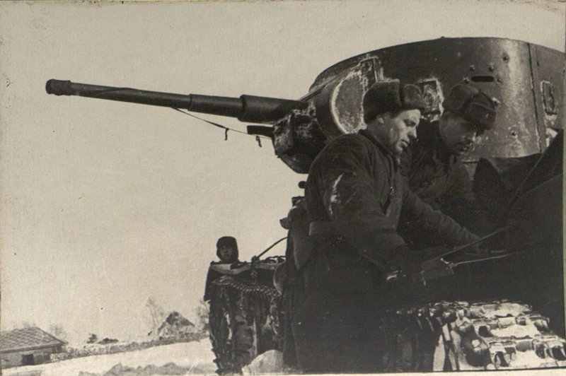 Image: Tank driver Sobolev during repair
