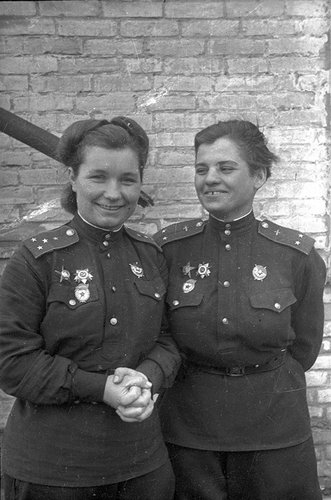 Летчицы 46-го женского авиационного полка Таманской дивизии Марина Чечнева и Серафима Амосова