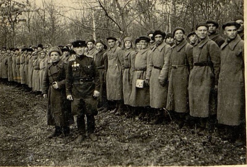 Фотография: Капитан Петренко перед строем пополнения