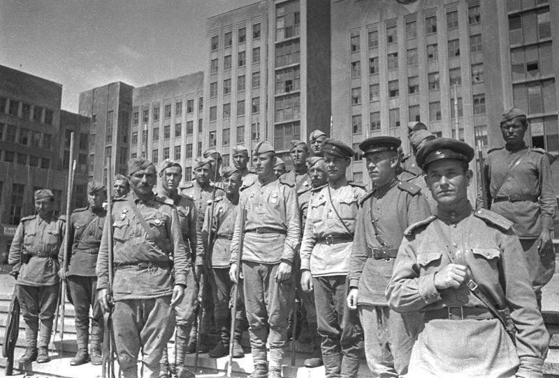 Группа разминирования на площади Дзержинского в освобожденном Харькове