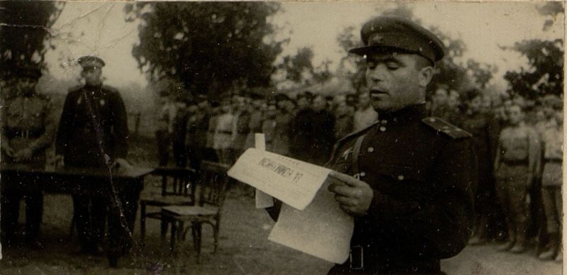 Фотография: Начальник штаба дивизии Фадеев зачитывает приказ Верховного Главнокомандующего от 9 октября 1943 года