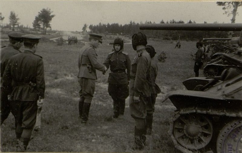 Фотография: Полковник Урванов поздравляет экипаж лейтенанта Ушанова с получением боевой машины