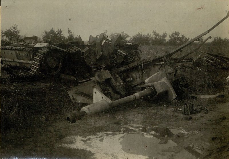 Image: Self-propelled gun, destroyed by several direct hits of 152 mm shells in the area of the state farm "1st May"