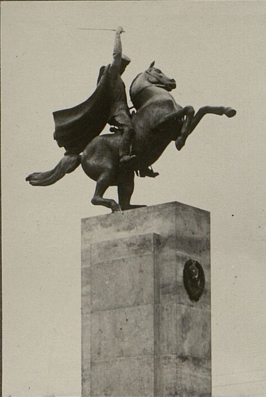 Фотография: Памятник, г. Ньиредьхаза. Офицерам. Открыт 01.05.1945 г.