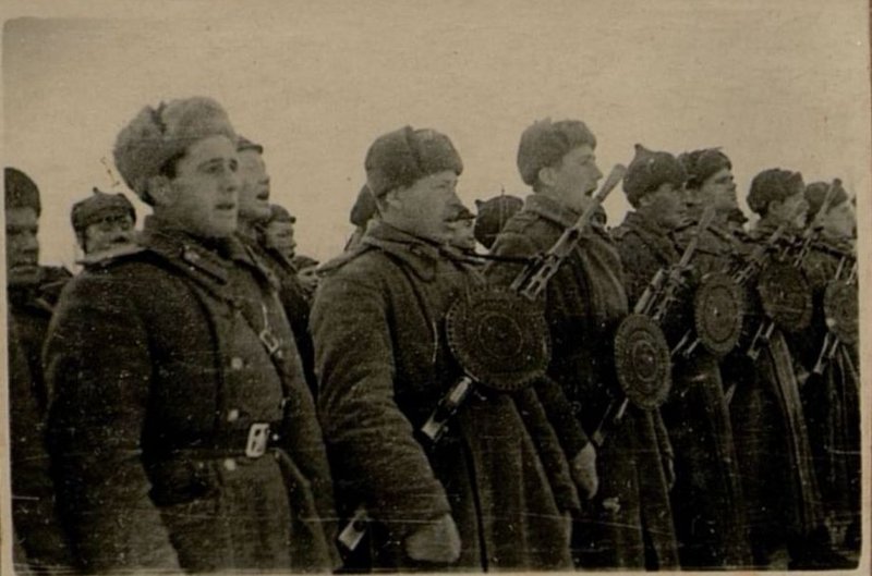 Фотография: Вручение Красного Знамени части Командующим Южно - Уральским военным округом Генерал-полковником товарищем Рейтер
