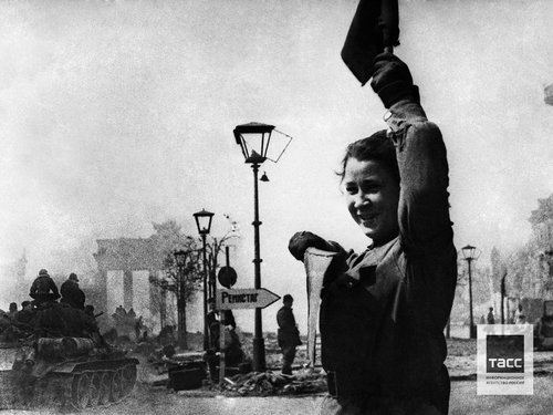 Советская регулировщица на площади у Бранденбургских ворот после завершения Берлинской наступательной операции